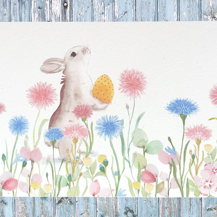 Påske haren kommer med æg til dig, den kigger op fra blomsterbedetA6 påske kort, printet på Det er fremstillet af 55 % træfrit pulp og 40 % sorteret, affarvet genbrugspulp. Indeholder 5 % hampfibre. Freelife Kendo-papir er præget af fibre fra farvet genbrugspapir.