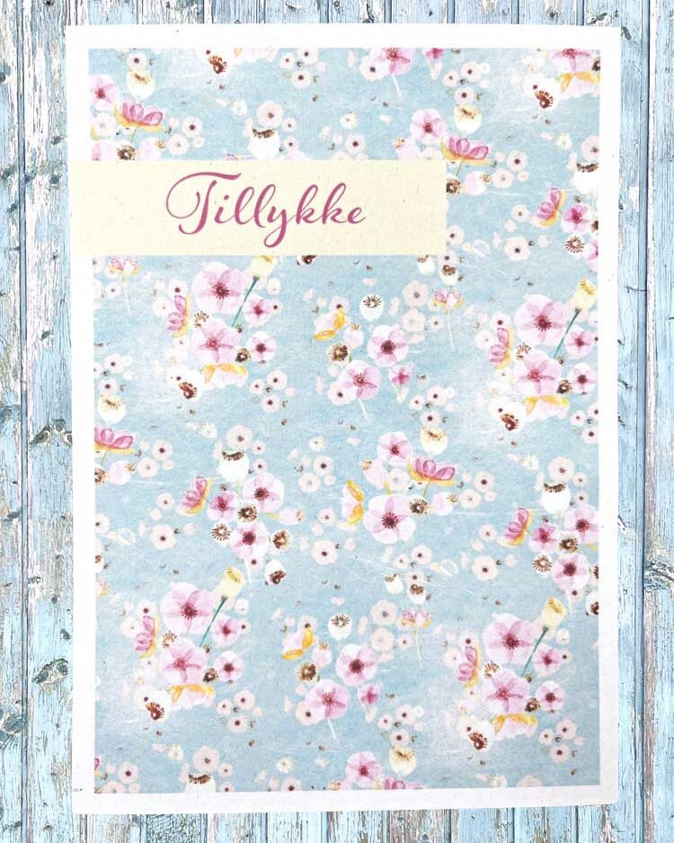 Akvarel malede valmuer.redigeret i retro stil. lyserøde blomster på blå baggrund. grønne frøkapsler. postkort A6, med valmuer i akvarel. Retrostil. Giclée print